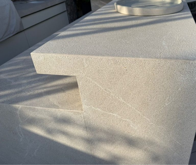 Barbacoa exterior en marmol gris zarci en mallorca