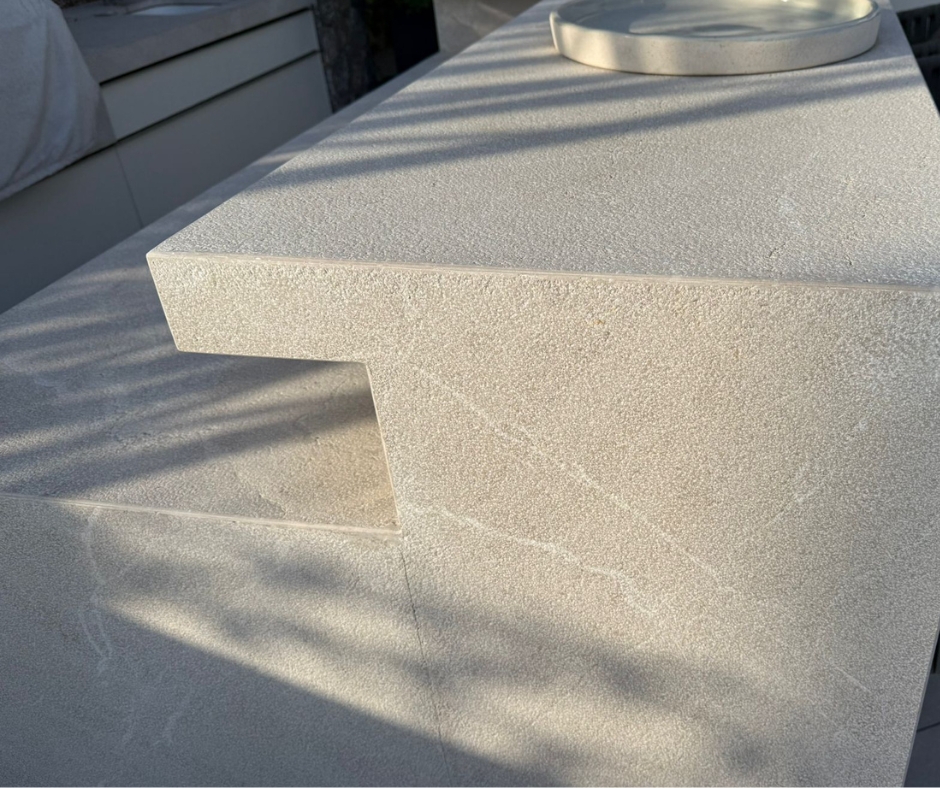 Barbacoa exterior en marmol gris zarci en mallorca