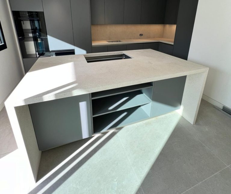Encimera e isla de cocina de marmol gris zarci en mallorca