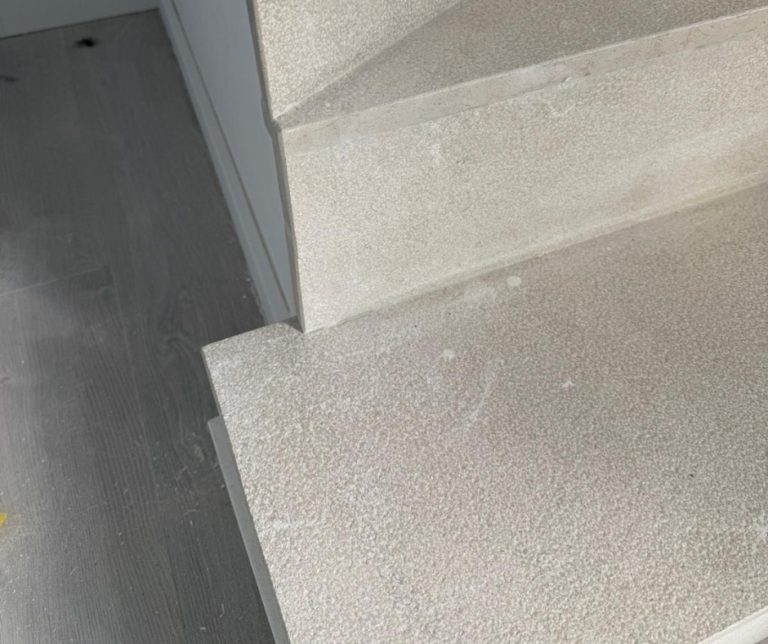 Escalera Marmol Gris Zarci Abujardado en Mallorca