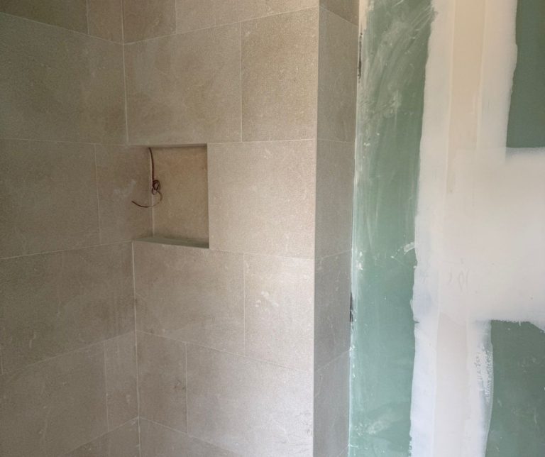 Hornacina y baño en marmol gris zarci