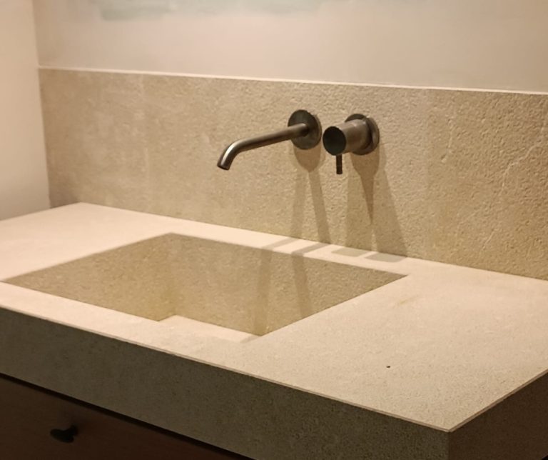 Encimera baño con fregadero integrado de piedra natural gris zarci en mallorca
