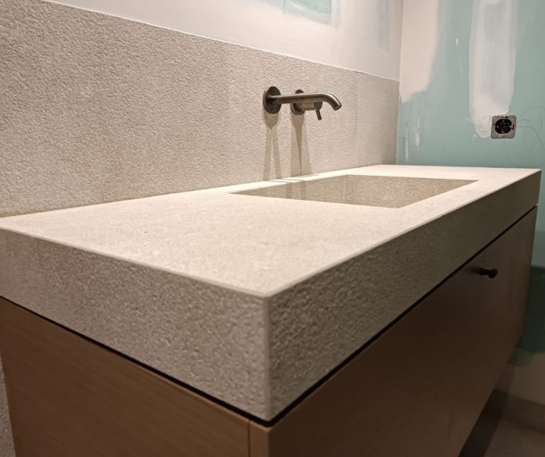 Encimera baño con fregadero integrado de piedra natural gris zarci en mallorca
