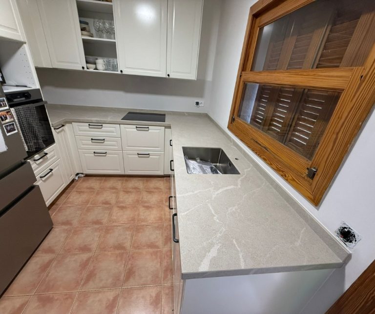 encimera cocina de marmol gris zarci con muebles blancos en mallorca