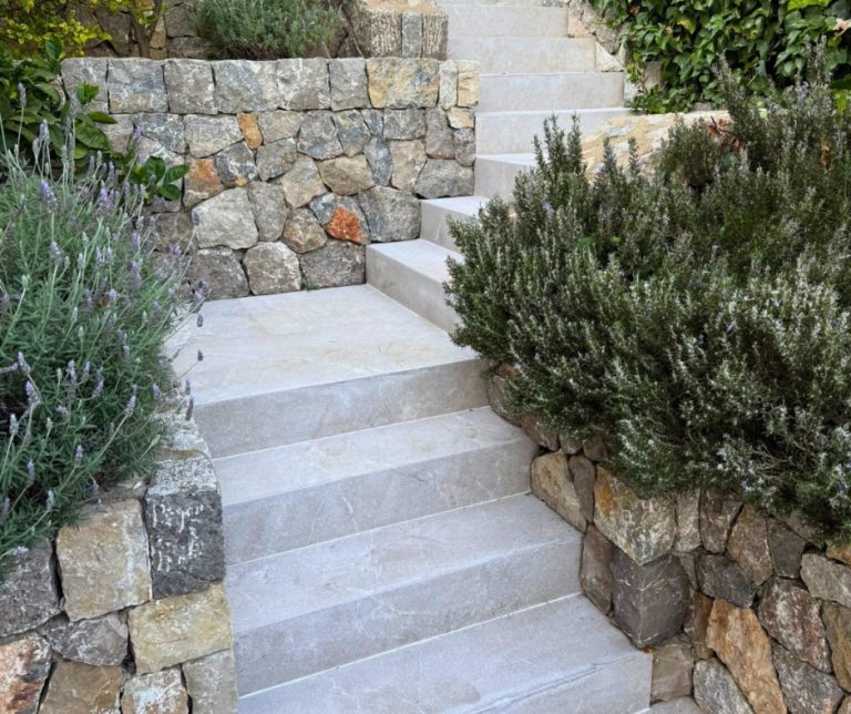 Escaleras marmol gris zarzi en mallorca