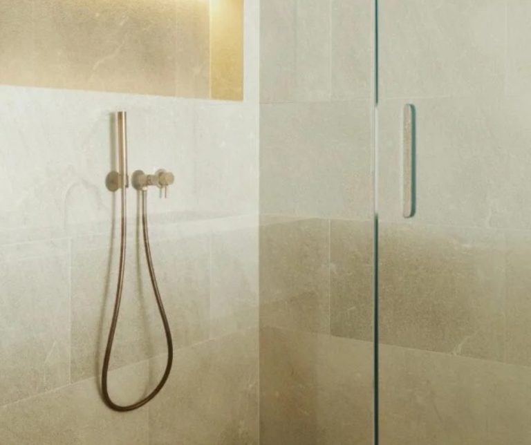 Ducha baño en marmol gris zarci en mallorca