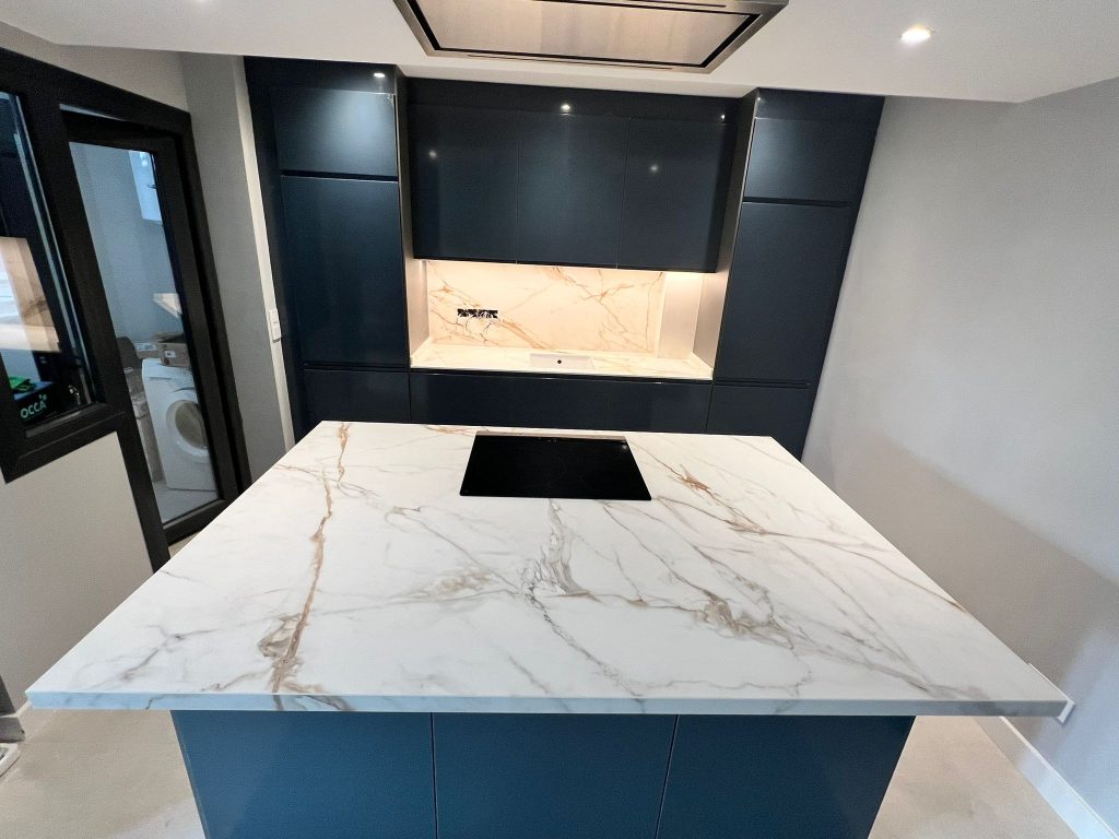 encimera e isla cocina porcelanico calacatta mallorca