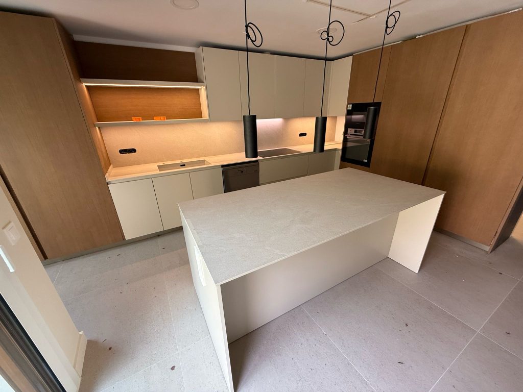 encimera e isla cocina porcelanico beige mallorca