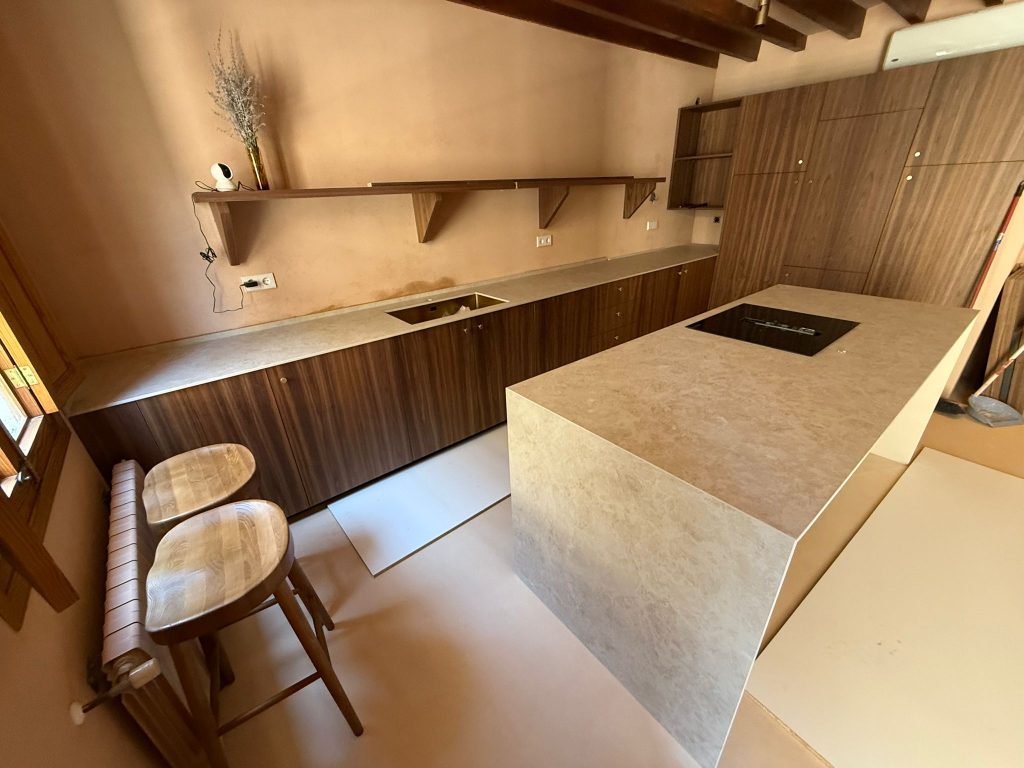 encimera e isla cocina porcelanico beige mallorca