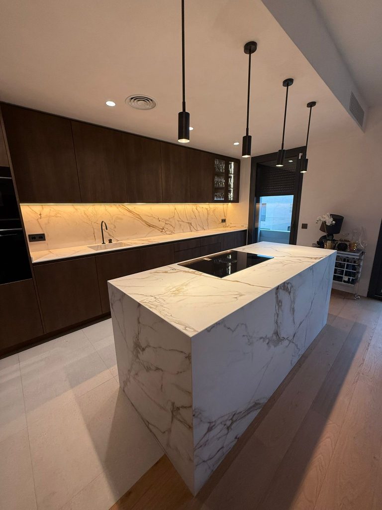 encimera e isla cocina porcelanico calacatta mallorca