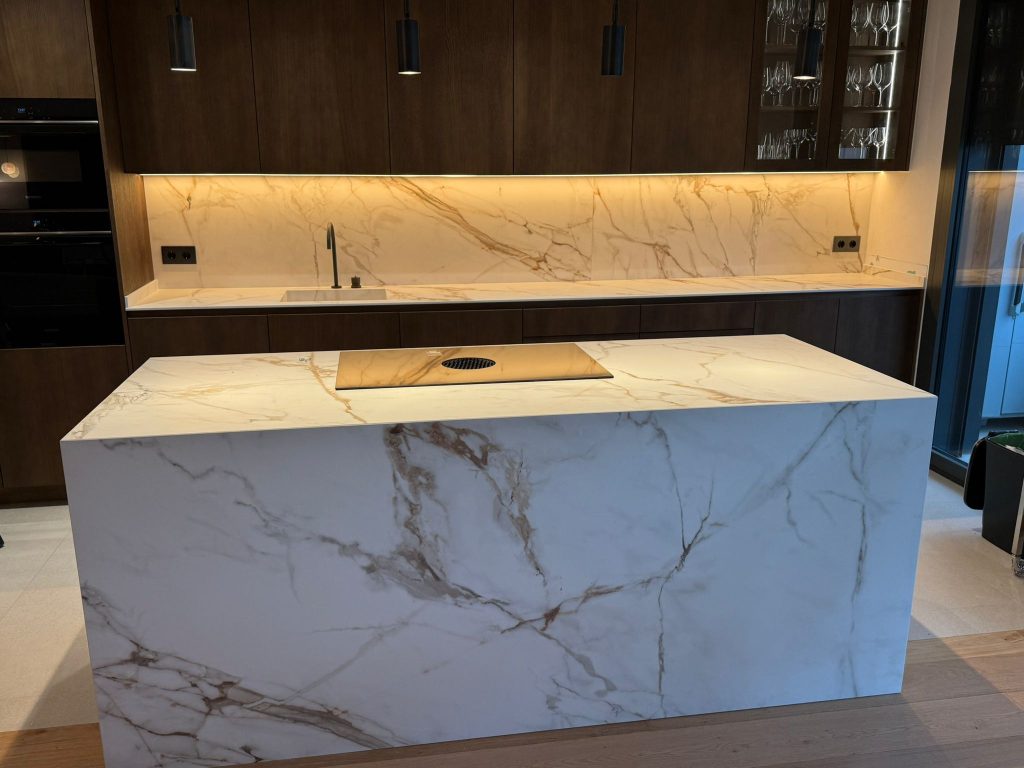 encimera e isla cocina porcelanico calacatta mallorca