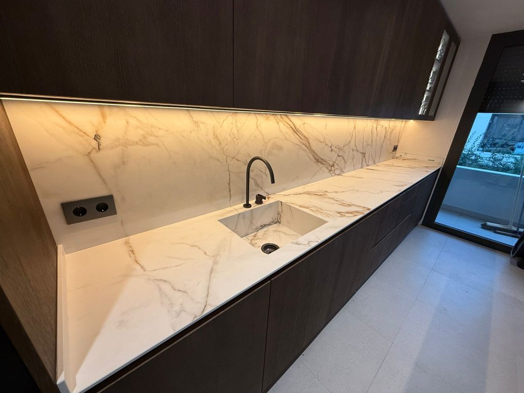 encimera e isla cocina porcelanico calacatta mallorca