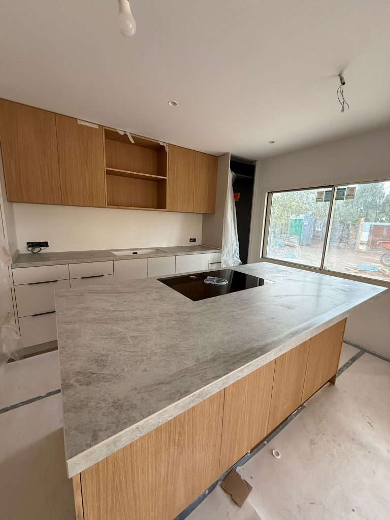 Encimera e isla de cocina en porcelanico Taj Mahal en Mallorca