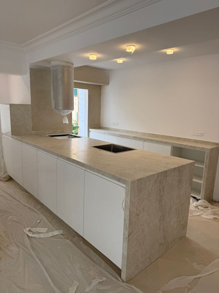 Encimera e isla de cocina en porcelanico Taj Mahal en Mallorca